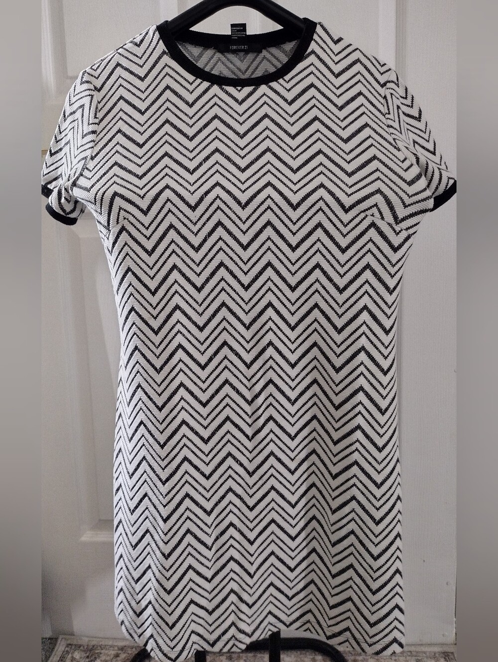 Forever 21 Black & White Chevron Short-Sleeve Top